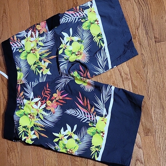 Bathing suit with Hibiscus flowers - Picture 4 of 6